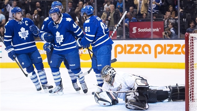 Les Maple Leafs de Toronto célèbrent un but de Phil Kessel