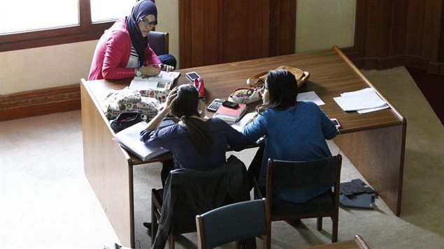 Estudiantes en la biblioteca de la Universidad Al Akhawayn, ciudad de Ilfrane, Marruecos.