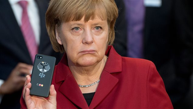 La chancellière allemande Angela Merkel et son téléphone portable, probablement mis sous écoute par la NSA