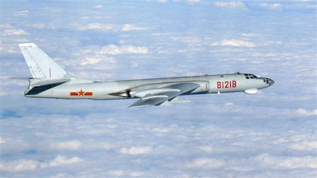 Un avion chinois survolant la région près des îles d’Okinawa, le 26 octobre. Un avion chinois survolant la région près des îles d’Okinawa, le 26 octobre.