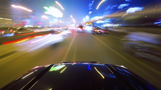 Une automobile en mouvement.