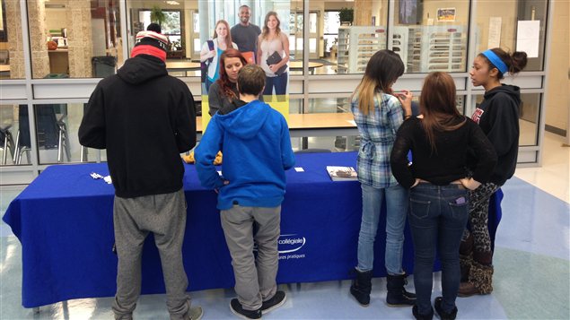 Des jeunes à la mini-foire de carrières à Regina