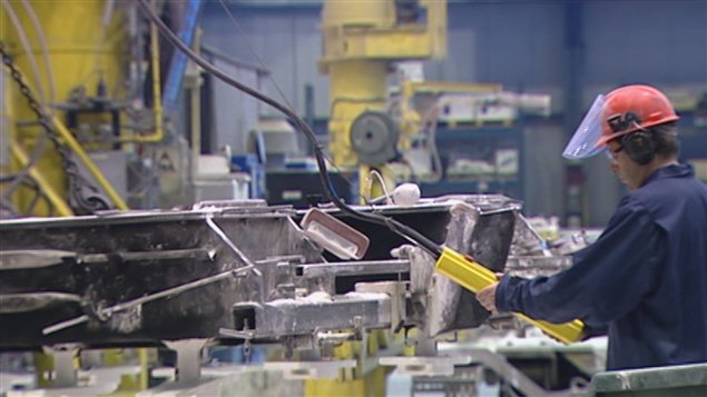 Un travailleur à l'intérieur d'une usine canadienne.