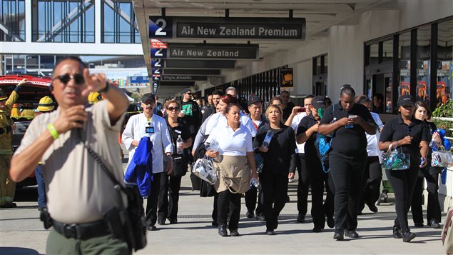 Evacuación de los pasajeros del terminal 3.