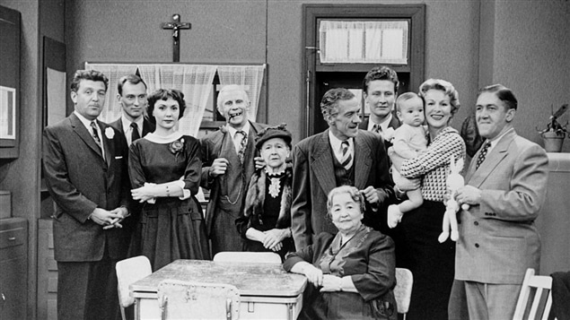L'équipe de comédiens du téléroman <i>La famille Plouffe</i>, en 1956. L'équipe de comédiens du téléroman <i>La famille Plouffe</i>, en 1956.
