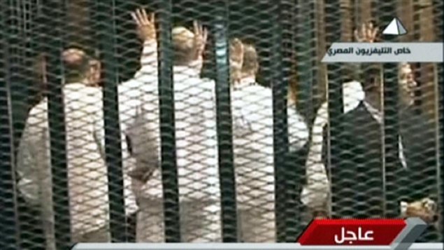 الرئيس المصري المعزول محمد مرسي و14 قيادياً آخر من جماعة الإخوان المسلمين داخل قفص الاتهام في محكمة جنايات القاهرة