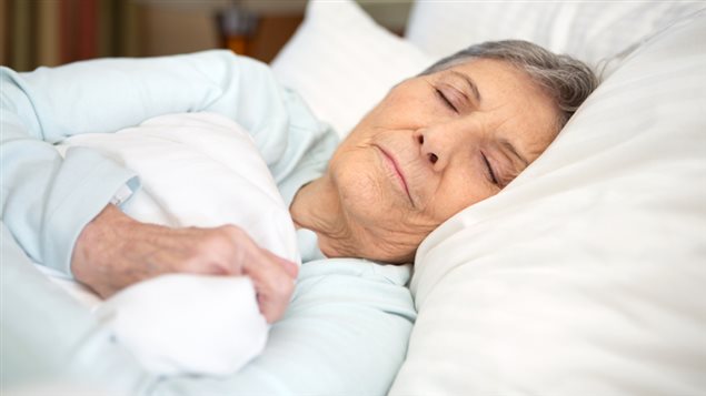 Une aînée dort dans son lit Une aînée dort dans son lit