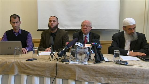 Les représentants du Conseil musulman de Montréal et le Collectif québécois contre l'islamophobie en compagnie de Me Julius Grey.
