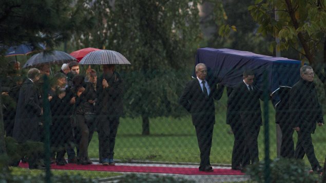 Uno de los ataudes de los dos periodistas asesinados en Malí, a su llegada a Francia.