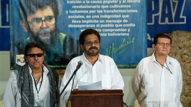 Le commandant des Farc Jesus Santrich (g), Ivan Marquez (c) et Pablo Catatumbo (d) lors de l'annonce à Cuba mercredi