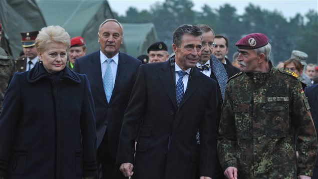Le secrétaire général de l’OTAN (centre), accompagné des présidents lituanien (gauche), letton (2e à gauche) et estonien (2e à droite), sur le site de l’exercice militaire de l’OTAN