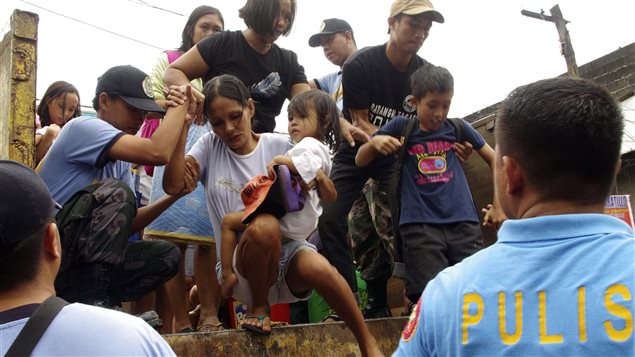 Evacuación de los residentes de varias regiones afectadas.