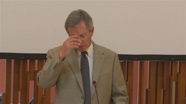 Le maire Jean Tremblay récitant la prière