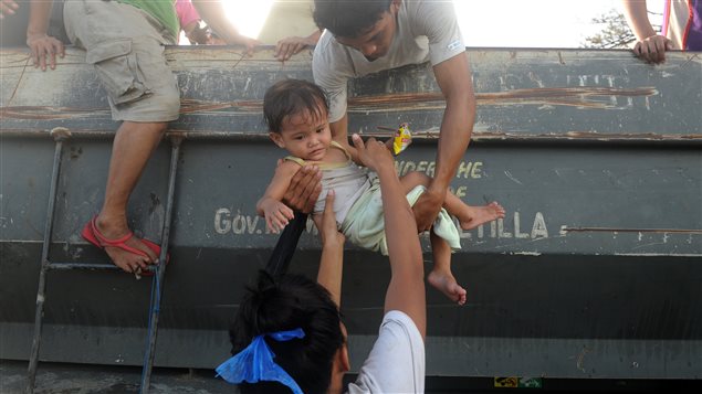 Des habitants de Tacloban dans la province lors de l’évacuation 