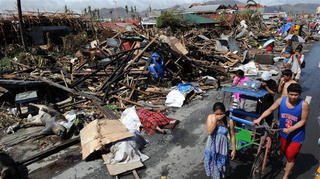 Des Philippins dans les rues de Tacloban.