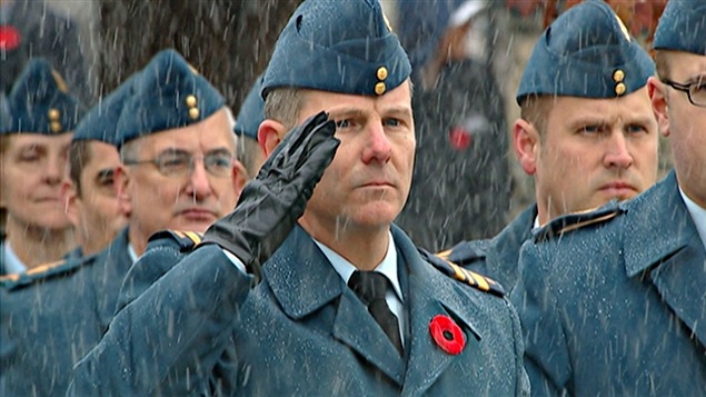 Des militaires rendent hommage aux Canadiens morts au combat, à Ottawa.