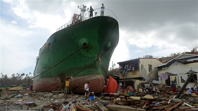 Un cargo a été transporté en pleine ville, à Tacloban, par les flots déchaînés. 