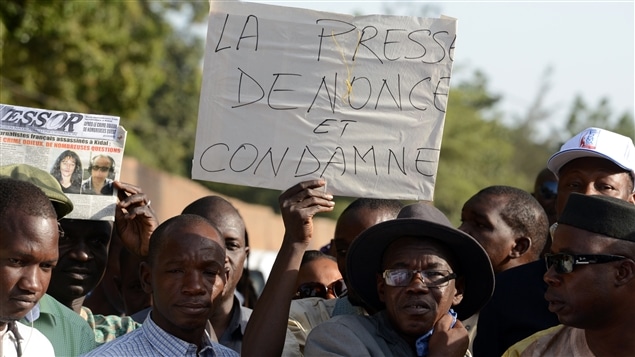Des journalistes maliens lors d’une marche en mémoire des deux journalistes assassinés à Kidal.