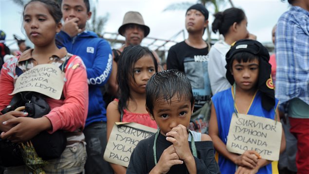 Los niños que están solos llevan letreros, amarrados al cuello, para ser evacuados prioritariamente por los militares.