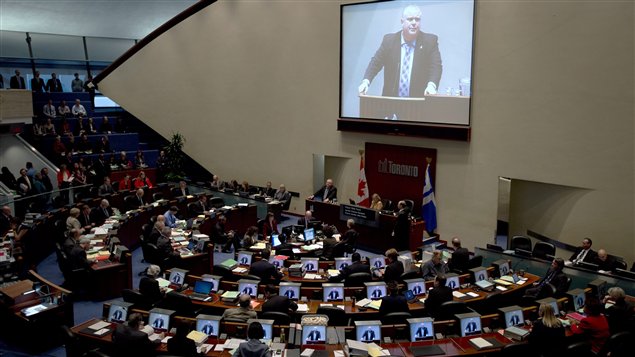 Le maire Rob Ford se défend devant le conseil municipal mercredi dernier.
