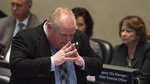 Le maire Rob Ford a admis devant le conseil municipal qu'il avait acheté des drogues.