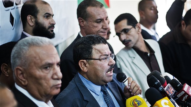 سيف الدين عبد الفتاح، المستشار السابق للرئيس المصري المعزول محمد مرسي، متحدثاً في المؤتمر الصحافي الذي عقدته هيئة الدفاع عن محمد مرسي أمس في القاهرة
