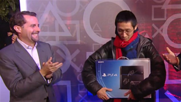 Le premier acheteur au monde d'une console PS4 s'appelle Joey Chiu. Il fait la queue hier à New-York pendant plus de 24h.