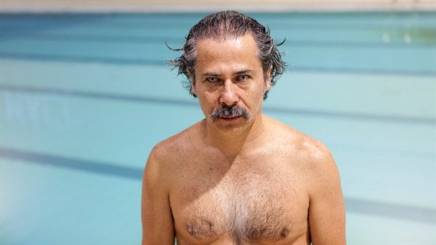 El actor mexicano Marco Ledezma en la película Dive de Kaveh Nabatian