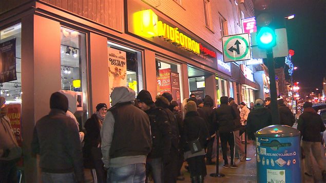 Rue Masson, à Montréal, des gens attendent pour acheter la PS4.