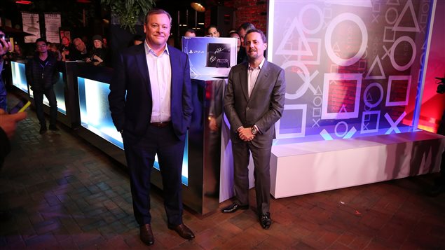 Jack Tretton, PDG de Sony Computer Entertainment pour l’Amérique, à gauche, et Andrew, président de Sony Computer Entertainment, ont assisté aux premières ventes de PS4 à New York un peu après minuit.