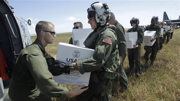 Des soldats américains acheminent de l'aide humanitaire aux Philippines le mois de novembre dernier.