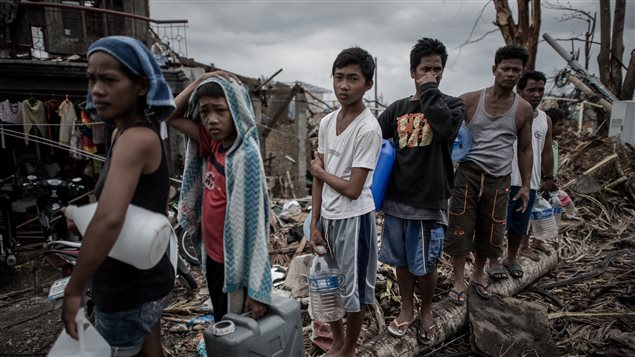 Des survivants du typhon Haiyan, à Tacloban aux Philippines. Des survivants du typhon Haiyan, à Tacloban aux Philippines.