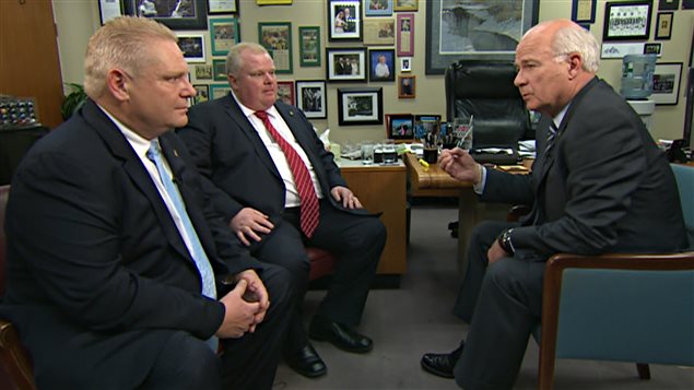 Entrevue de Doug Ford (à gauche) et du maire Rob Ford (au centre) avec Peter Mansbridge de CBC