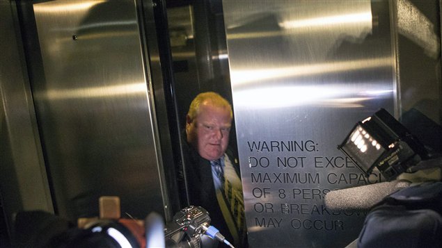 El alcalde de Toronto, Rob Ford enfrentrá hoy una sesión extraordinaria del Consejo municipal que intenta desposeerlo de todos sus poderes. 