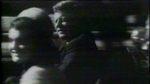 El presidente estadounidense John F. Kennedy acompañado de su esposa, Jacqueline, en Dallas el 22 de noviembre de 1963.