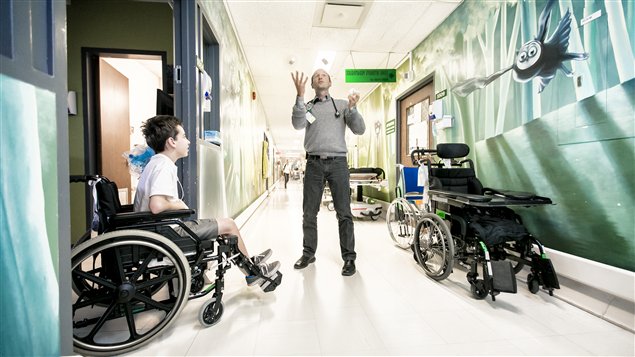Être pédiatre, c’est aussi savoir jongler. Dr Claude Cyr à l’oeuvre devant un patient, Carl Samson.