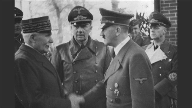 Le maréchal Pétain et Adolf Hitler se serrant la main le 24 octobre 1940. Le maréchal Pétain et Adolf Hitler se serrant la main le 24 octobre 1940.