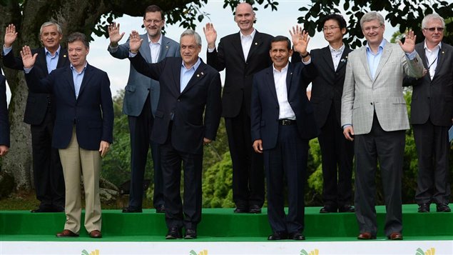 Canadá quiere desarrollar más sus relaciones comerciales con los cuatro países miembros de la Alianza del Pacífico. En la foto, el primer ministro canadiense en compañía de los presidentes de Colombia, México, Chile y Perú y de otros dignatarios invitados a la cumbre de esa unión comercial.