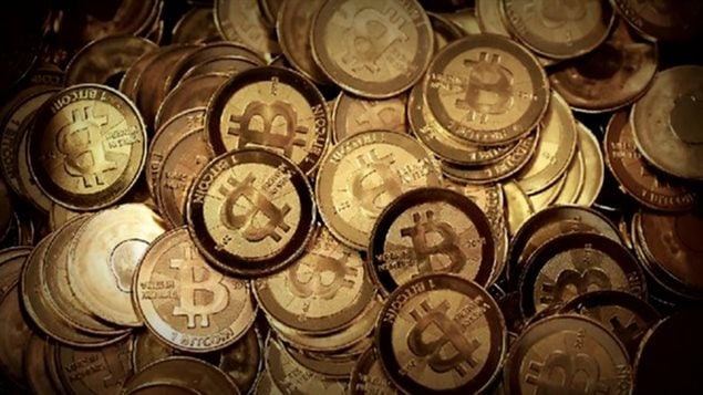 À la différence d'une devise gérée par une banque centrale, où la planche à billets permet de réinjecter des milliards et des milliards sur le marché, le nombre de bitcoin ne changera jamais. Il sera toujours de 21millions d'unités.