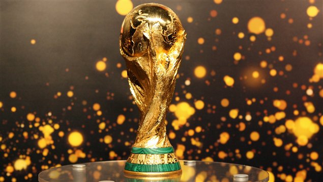 Le trophée de la Coupe du Monde de la FIFA est remis en jeu à chaque édition.