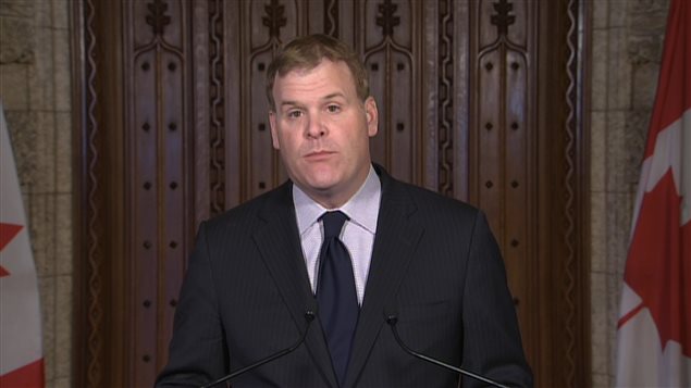 Le ministre canadien des Affaires étrangères John Baird en conférence de presse à Ottawa le 24 novembre 2013