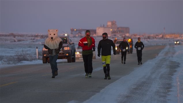 Une douzaine de marathoniens se sont élancés pour plus de 42 kilomètres de course, le 22 novembre, à Churchill dans le nord du Manitoba.