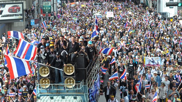 Une foule de manifestants dans les rues de Bangkok.