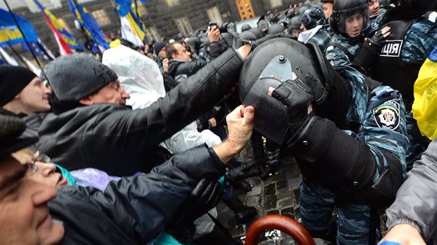 Des affrontements ont eu lieu devant le siège du gouvernement ukrainien à Kiev.