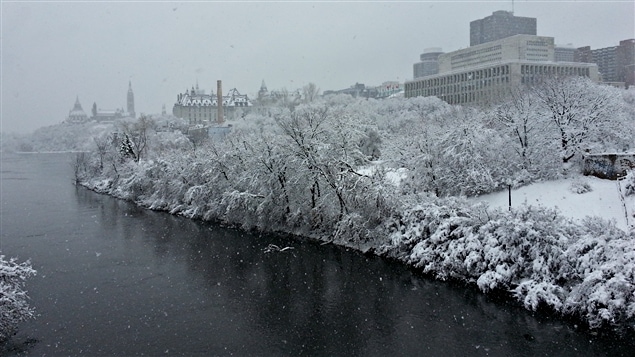 Le centre-ville d'Ottawa sous la neige; en arrière-plan le Parlement.
