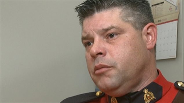 Le caporal Ron Francis réclame le droit de fumer de la marijuana thérapeutique pendant son travail.