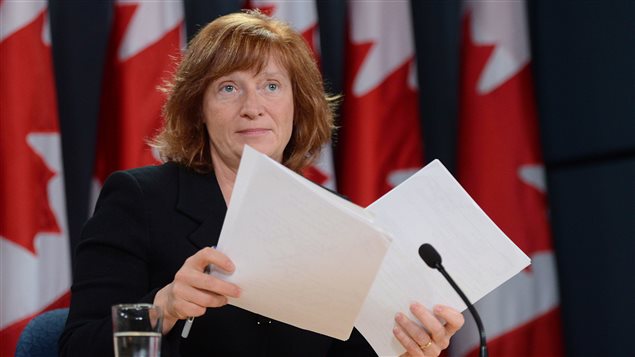 Suzanne Legault, commissaire à l'information du Canada, lors d'une conférence de presse le 17 octobre 2013