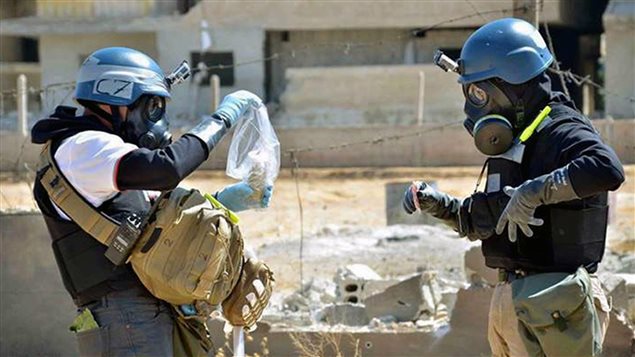 Des enquêteurs de l'ONU spcialisés en armes chimiques recueillent des échantillons en sol syrien.
