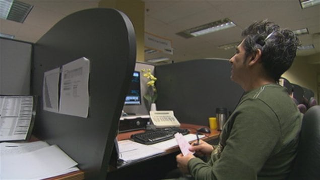 Employé d'un centre d'appels au Canada.