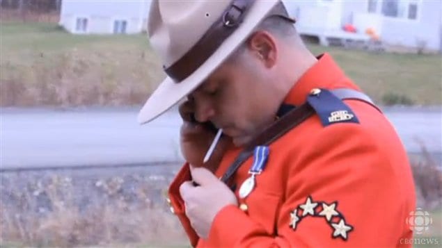 El cabo Ron Francis de la Real Policía Montada de Canadá prendiéndose un tabaco de marihuana mientras trabaja.